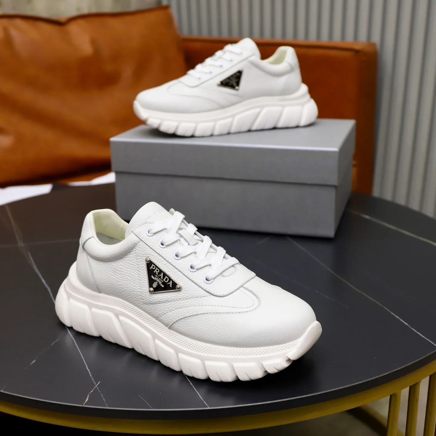 Factory price: 720💰Top original order Brand: PRADA (Prada) Standard code: Men's size 38/44 (45 can be customized) Grade: Same as the official website Material: Original cowhide stitching, cowhide lining, original combination two-color wear-resistant soft outsole Style category: casual sports version, young fashion, European and American trend, British style Color: actual picture color